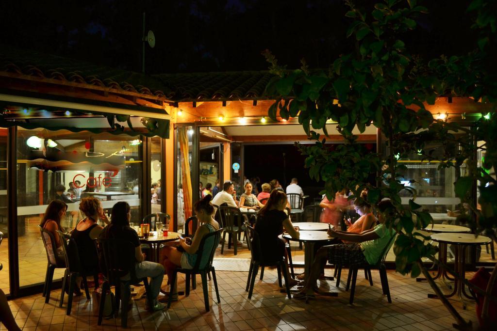 Camping La Sousta**** Remoulins Bagian luar foto
