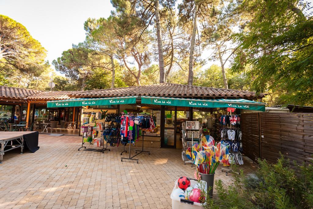 Camping La Sousta**** Remoulins Bagian luar foto