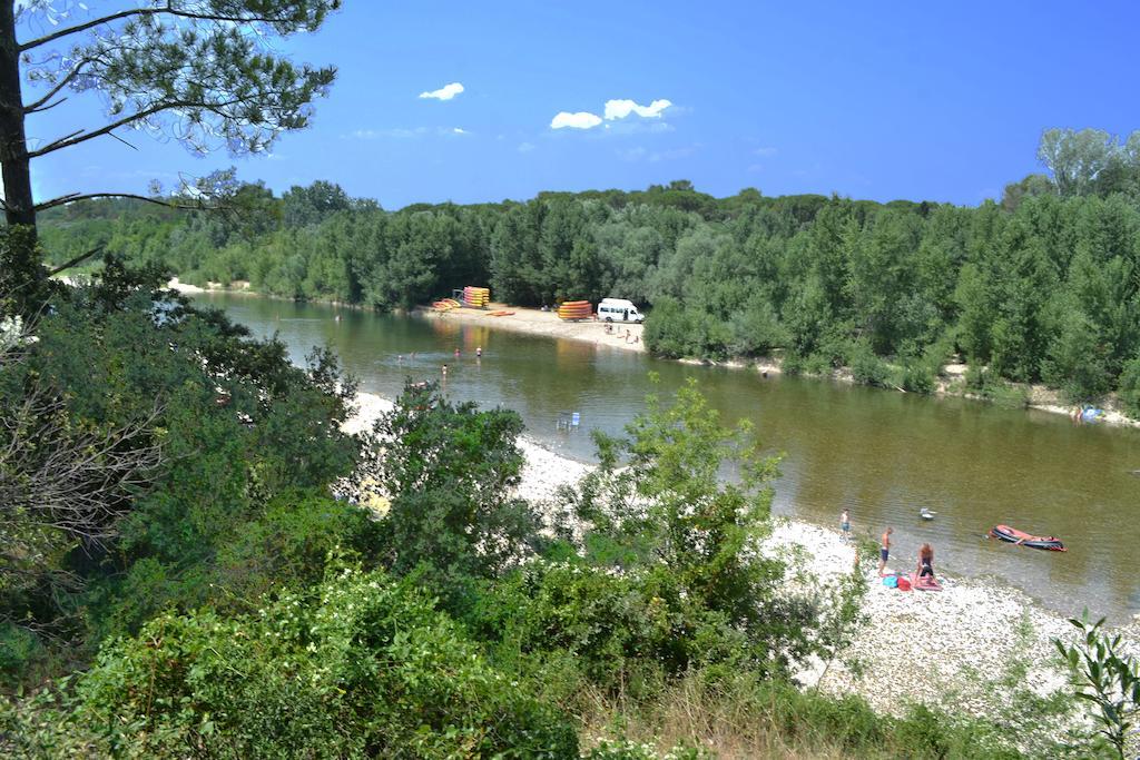 Camping La Sousta**** Remoulins Bagian luar foto