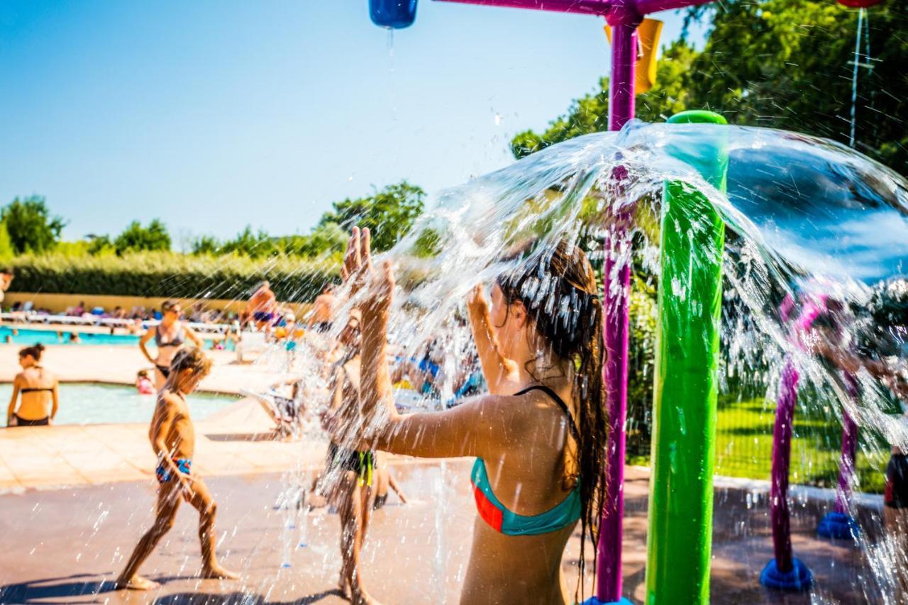 Camping La Sousta**** Remoulins Bagian luar foto